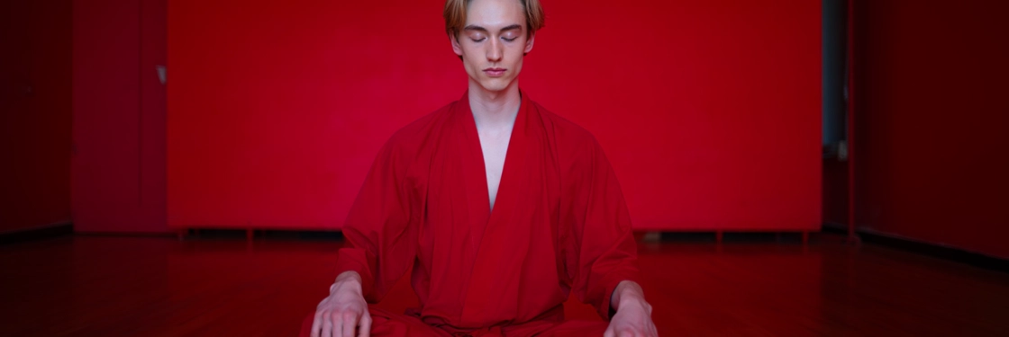 мужчина на сеансе медитации